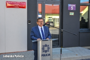 Mężczyzna przemawia na otwarciu posterunku