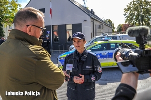 Oficer prasowy udziela wywiadu