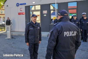 Policjanci obok posterunku