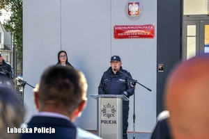 policjant przemawia przez mikrofon