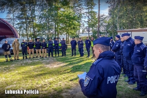 mundurowi biorą udział w odprawie