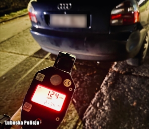 urządzenie pomiarowe na tle samochodu