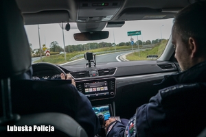 policjanci jadą radiowozem