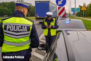 Policjanci w trakcie kontroli
