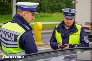 Policjanci w trakcie kontroli