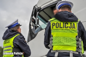 Policjanci w trakcie kontroli drogowej