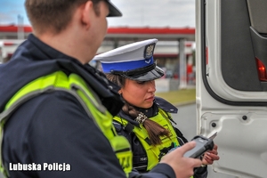 Policjanci w trakcie kontroli drogowej