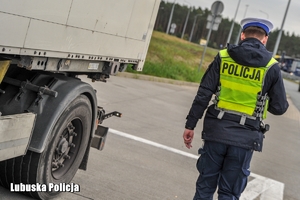 Policjanci w trakcie kontroli drogowej