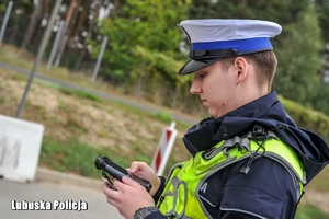 Policjanci w trakcie kontroli drogowej