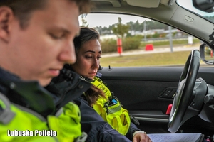 Policjanci w radiowozie