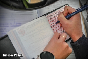 Policjantka wypisuje mandat
