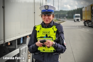 Policjanci w trakcie kontroli drogowej