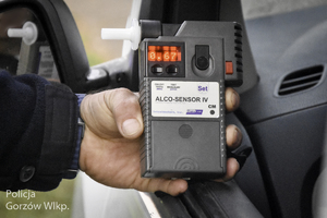 policjant bada trzeźwość kierowcy