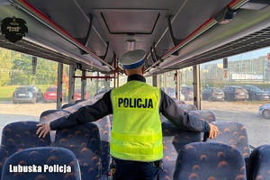 policjant kontroluje stan autokaru