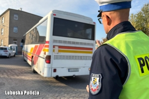policjant kontroluje stan autokaru