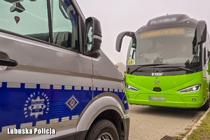 autokar przy radiowozie