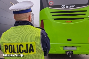 policjant kontroluje autokar