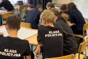 uczniowie klasy mundurowej siedzą w klasie