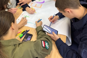 uczniowie klasy mundurowej wykonują pracę plastyczną