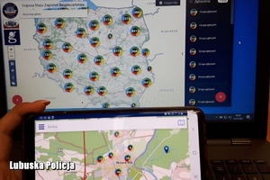 mapa na telefonie i laptopie