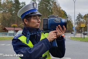 policjantka kontroluje prędkość pojazdów