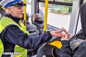 Policjantka przekazuje odblask