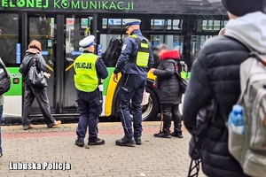 Policjanci stoją na tle autobusu
