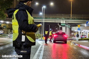 Policjanci kontrolują trzeźwość
