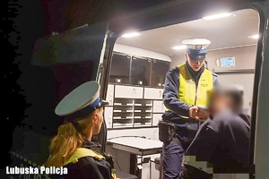 Policjanci kontrolują trzeźwość