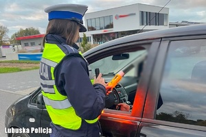 Policjanci kontrolują trzeźwość