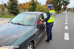 Policjanci kontrolują trzeźwość