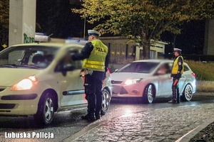 Policjanci kontrolują trzeźwość