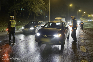 policjanci zatrzymują pojazdy do kontroli i badają trzeźwość kierowców