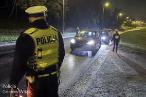 policjanci zatrzymują pojazdy do kontroli i badają trzeźwość kierowców