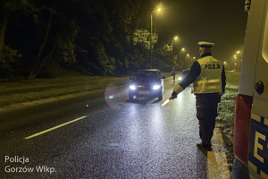 policjanci zatrzymują pojazdy do kontroli i badają trzeźwość kierowców