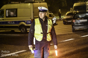 policjanci zatrzymują pojazdy do kontroli i badają trzeźwość kierowców