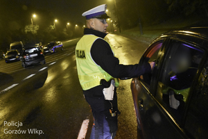 policjanci zatrzymują pojazdy do kontroli i badają trzeźwość kierowców