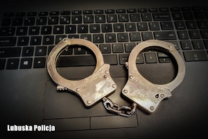 kajdanki na laptopie