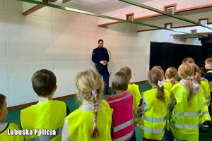 policjant rozmawia z dziećmi