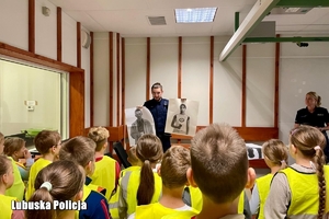 policjant rozmawia z dziećmi