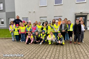 dzieci przed komendą Policji