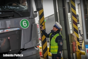 Policjantka sprawdza trzeźwość kierowcy