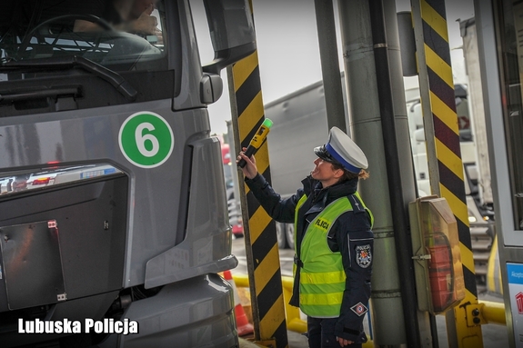 Policjantka sprawdza trzeźwość kierowcy