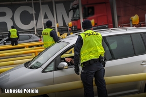 Policjant sprawdza trzeźwość kierowcy