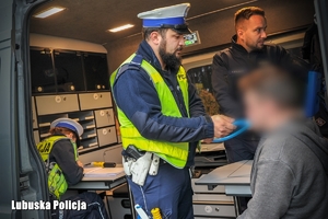 Policjant sprawdza trzeźwość kierowcy