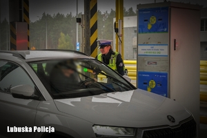 Policjantka sprawdza trzeźwość kierowcy