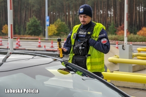 Policjant sprawdza trzeźwość kierowcy