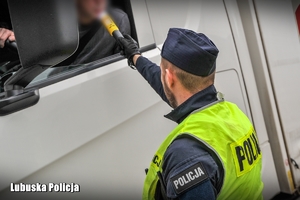Policjant sprawdza trzeźwość kierowcy