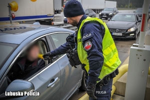 Policjant sprawdza trzeźwość kierowcy