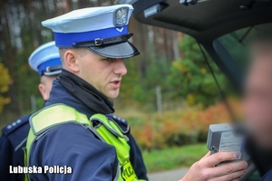 Policjant sprawdza trzeźwość kierowcy